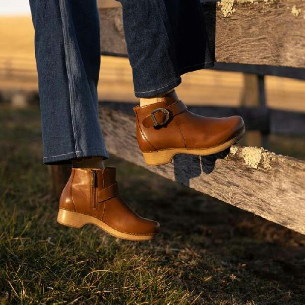 Womens Dansko Brennan in Tan – Lucky Shoes